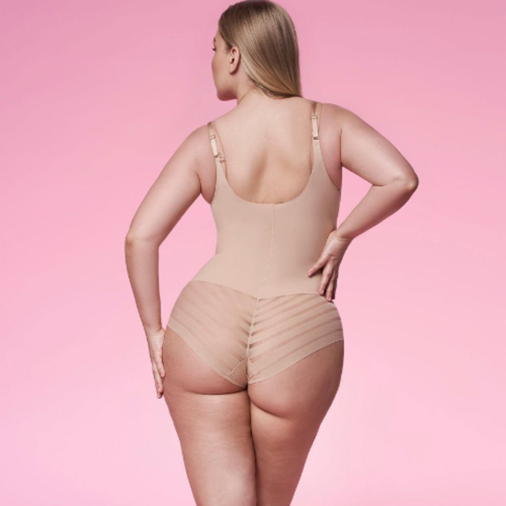 formējošs bodijs ar atvērtu krūšu daļu, bēšs, plus izmēra modele, rozā fons, elorelle, aizmugures skats, julimex