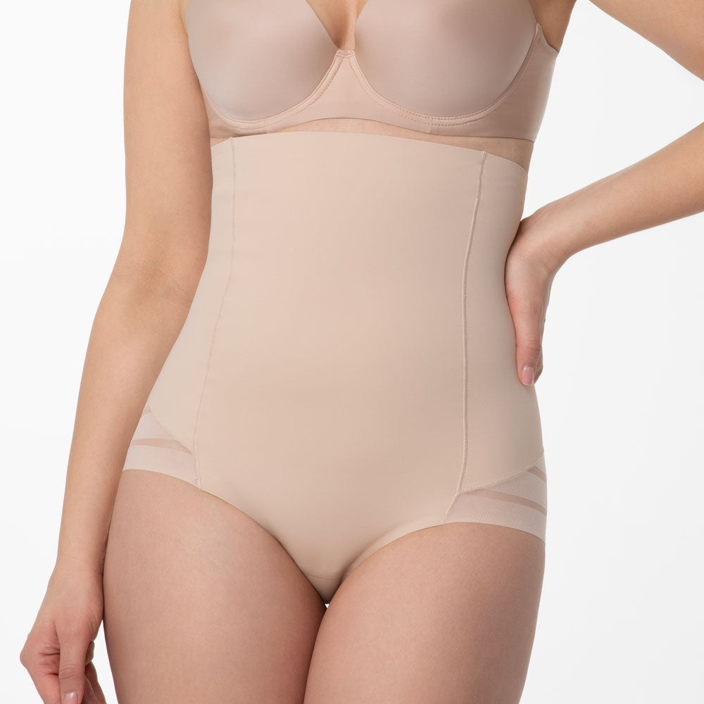 Koriģējošās Biksītes Sievietēm ar Augsto Malu un Režģotu Dizainu, uz balta fona, tuvplāns