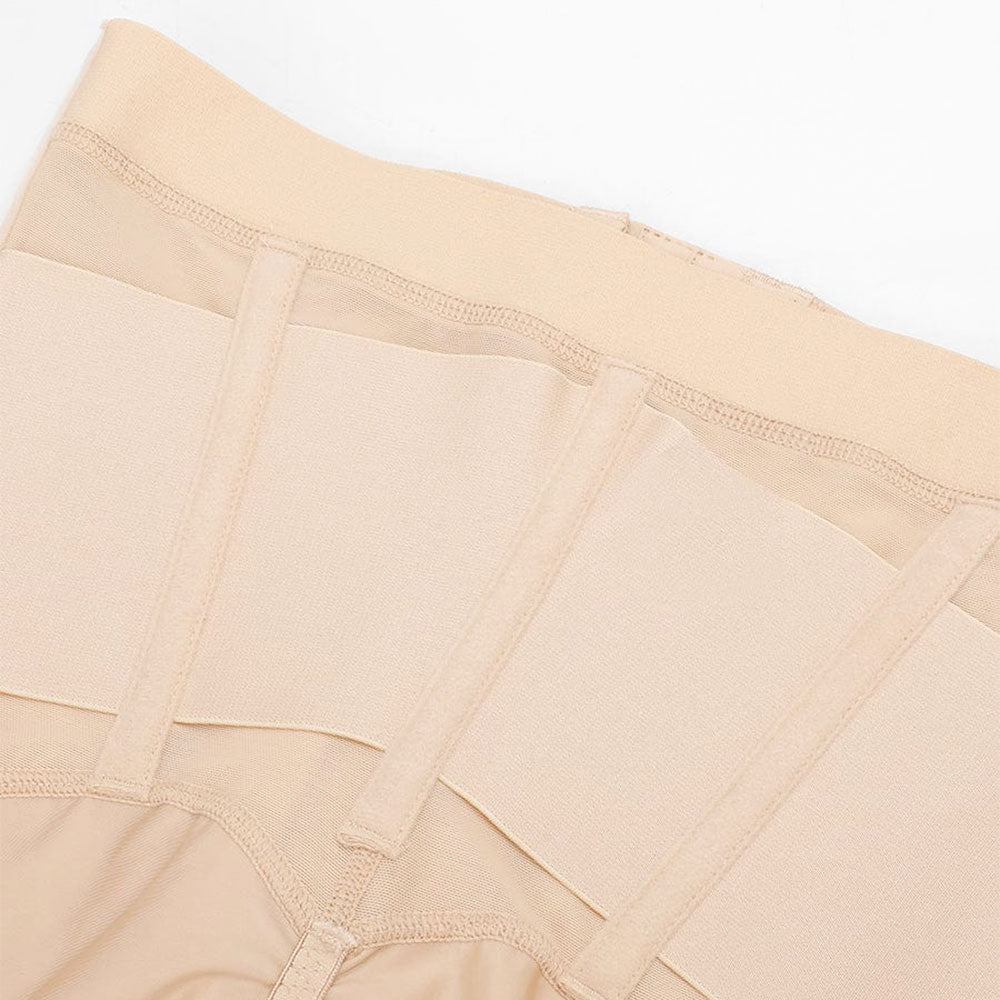 stingri koriģējoša veļa sievietēm formas iegūšanai - bēšas krāsas koriģejošie šorti ar augsto malu, materiāla tuvplāns