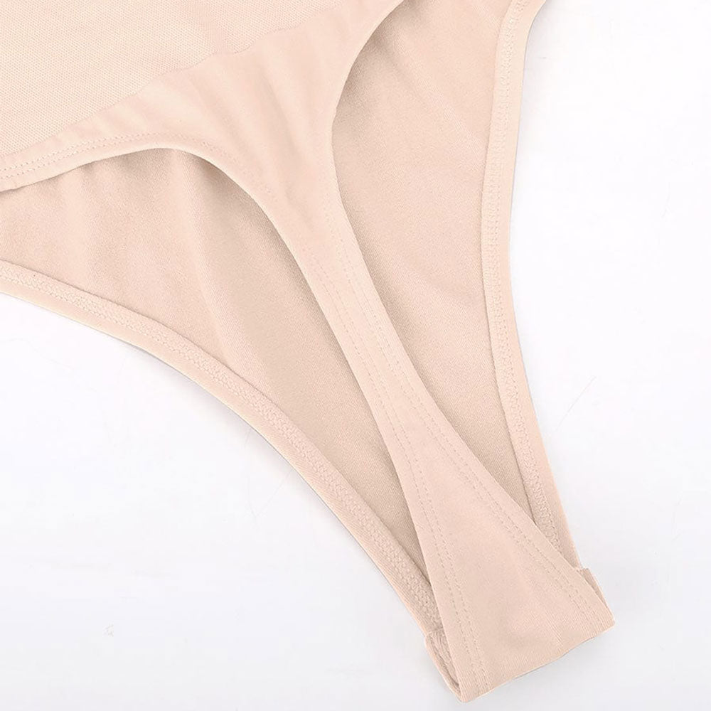 Bezšuvju bodijs ar iebūvētu krūšturi un ar augsto jostasvietu un T-stringa piegriezumu – sieviešu koriģējošā apakšveļa, tuvplāns, materiāls