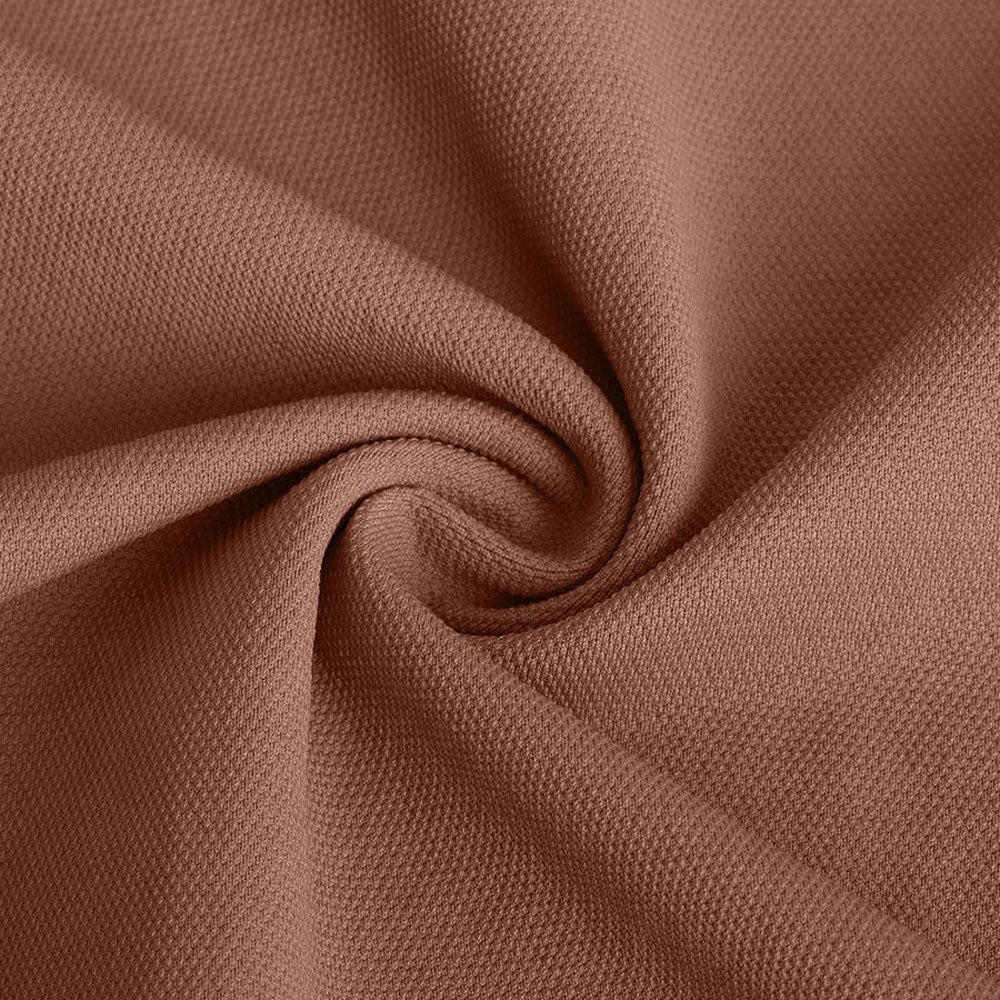 Gaiši brūnas krāsas bodijs ar garām piedurknēm un gludu siluetu, materiāla tuvplāns