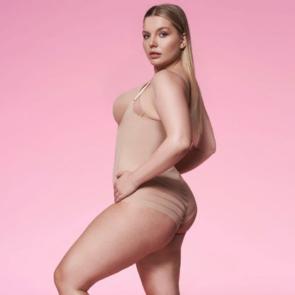 formējošs bodijs ar atvērtu krūšu daļu, bēšs,  plus izmēra modele, rozā fons, elorelle