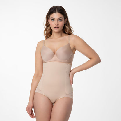 Koriģējošās Biksītes Sievietēm ar Augsto Malu un Režģotu Dizainu, uz balta fona