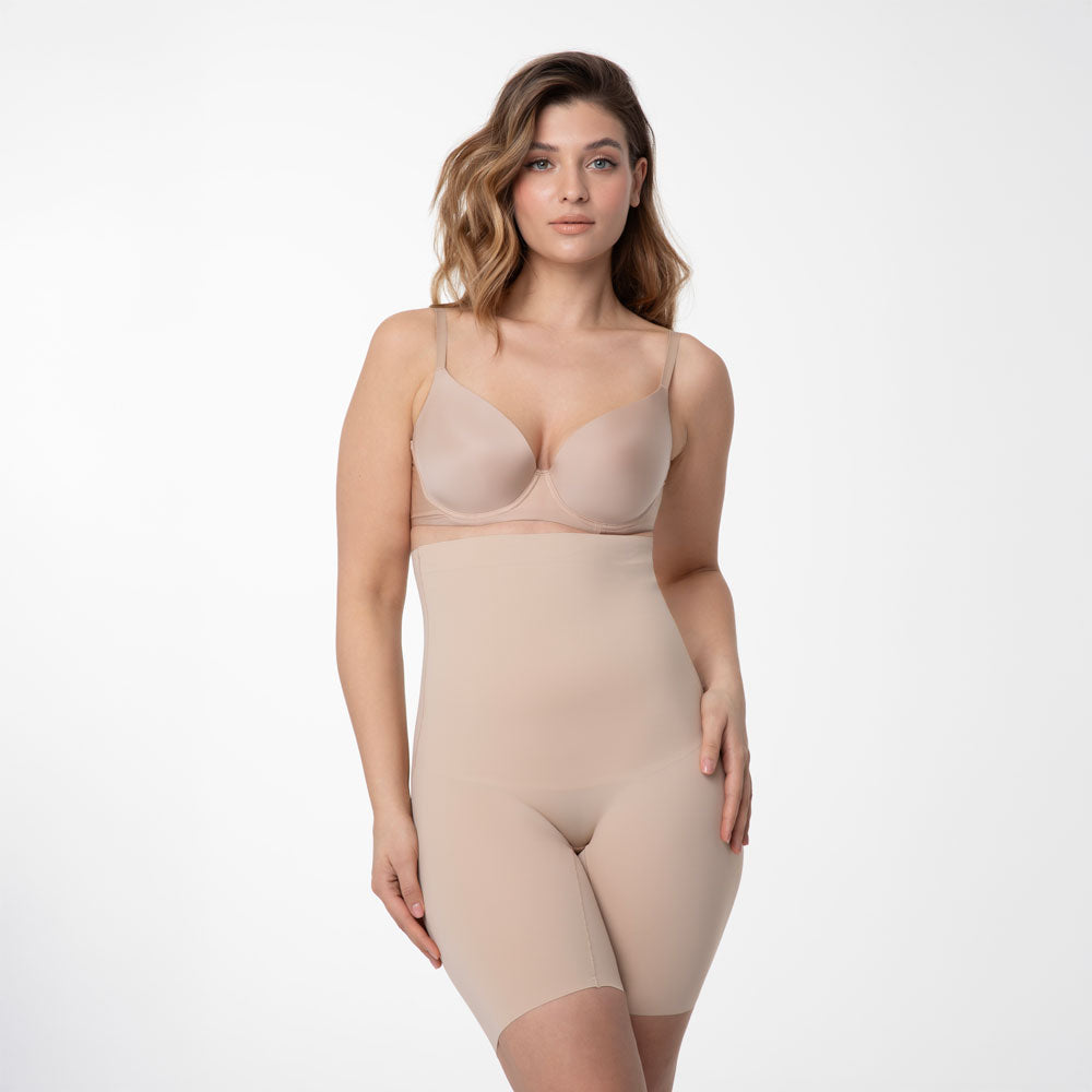 koriģējošs bodijs sievietēm, šorti ar garo malu ap vidukli, miesas. bēša krāsas uz balta fona, no priekšas
