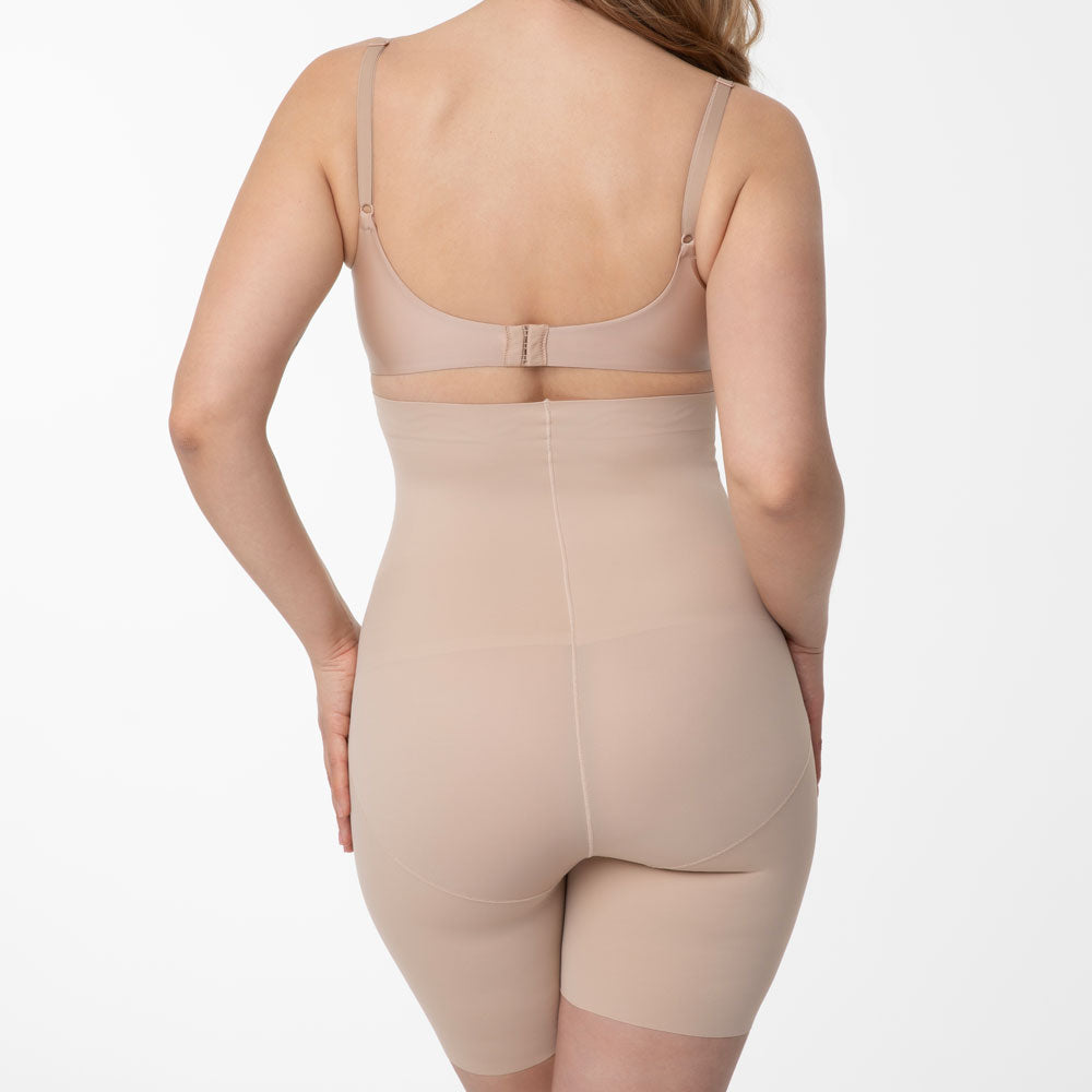 koriģējošs bodijs sievietēm, šorti ar garo malu ap vidukli, miesas. bēša krāsas uz balta fona, no aizmugures