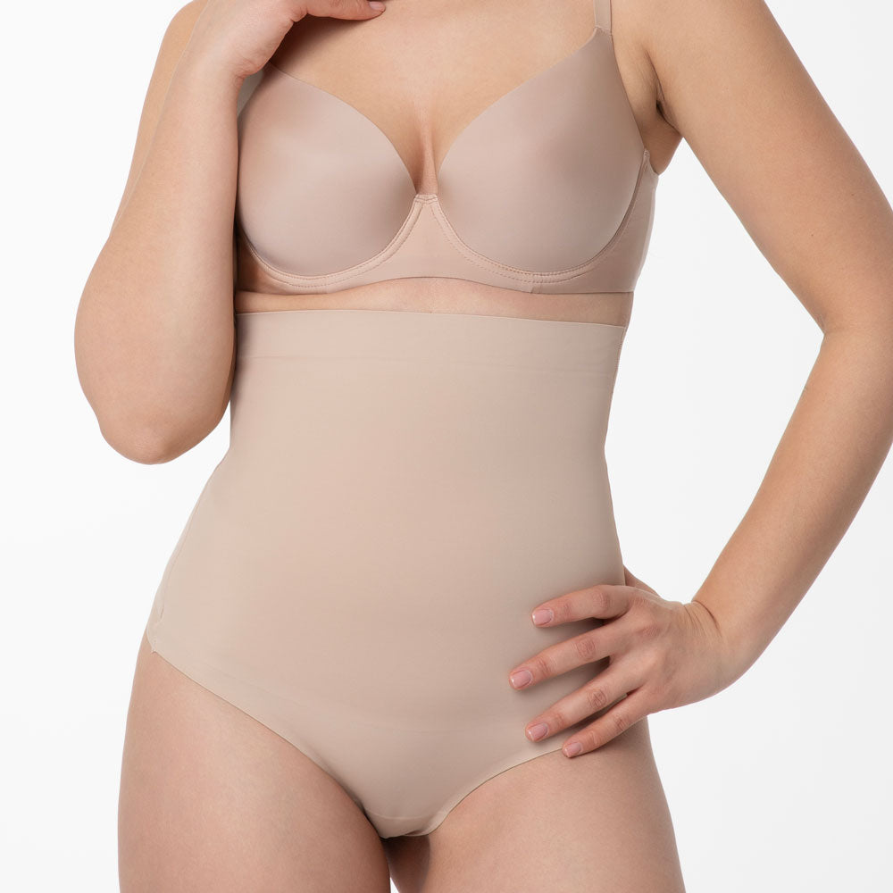 Koriģējošie Stringi ar Augsto Malu miesas krāsas, dabisks izskats, shapewear, uz balta fona, tuvplāns
