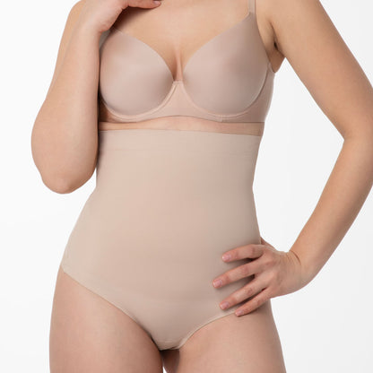 Koriģējošie Stringi ar Augsto Malu miesas krāsas, dabisks izskats, shapewear, uz balta fona, tuvplāns