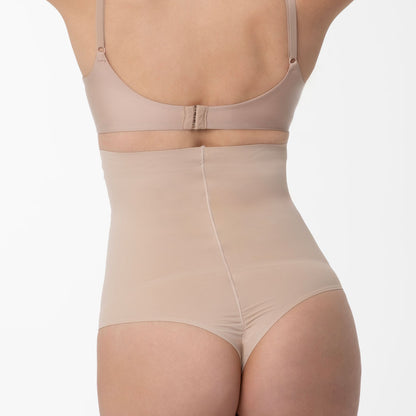 Koriģējošie Stringi ar Augsto Malu miesas krāsas, dabisks izskats, shapewear, uz balta fona, no aizmugures