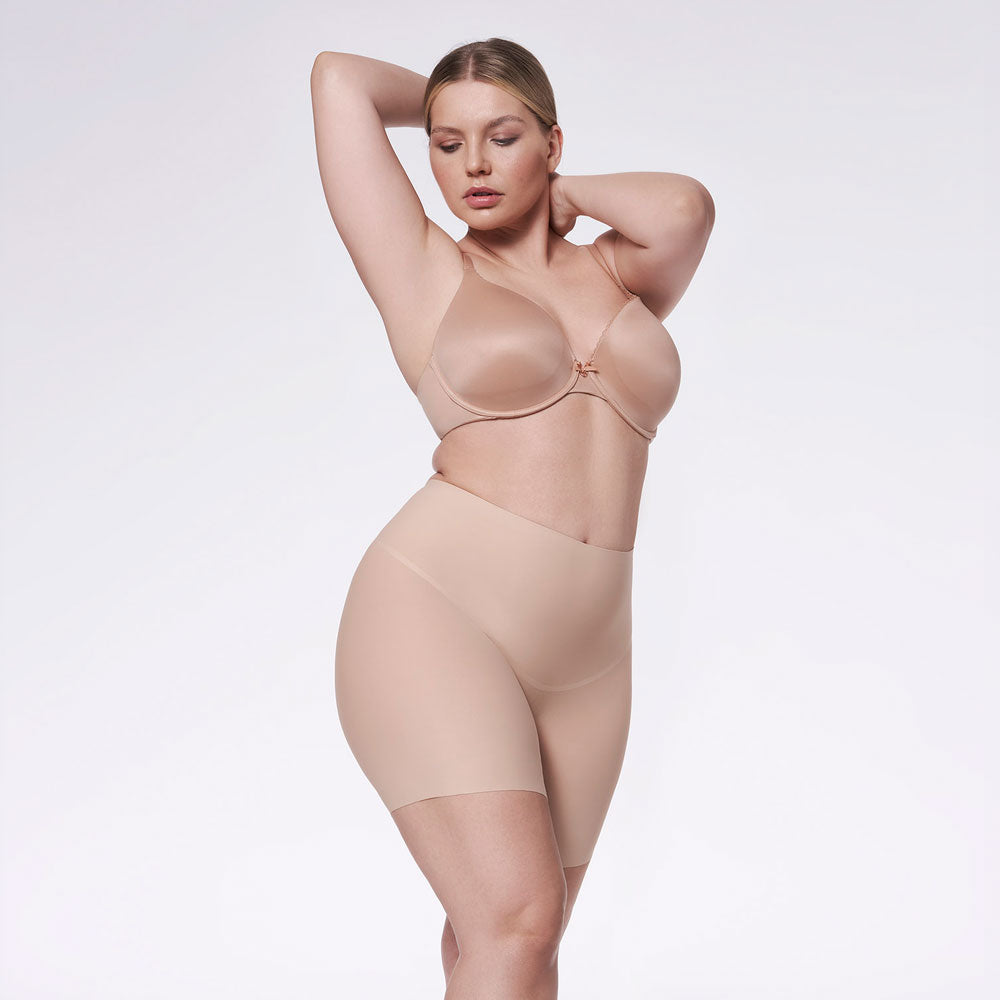 sieviešu shapewear koriģējošie šorti ar vidēju kompresiju ikdienas valkāšanai, uz balta fona