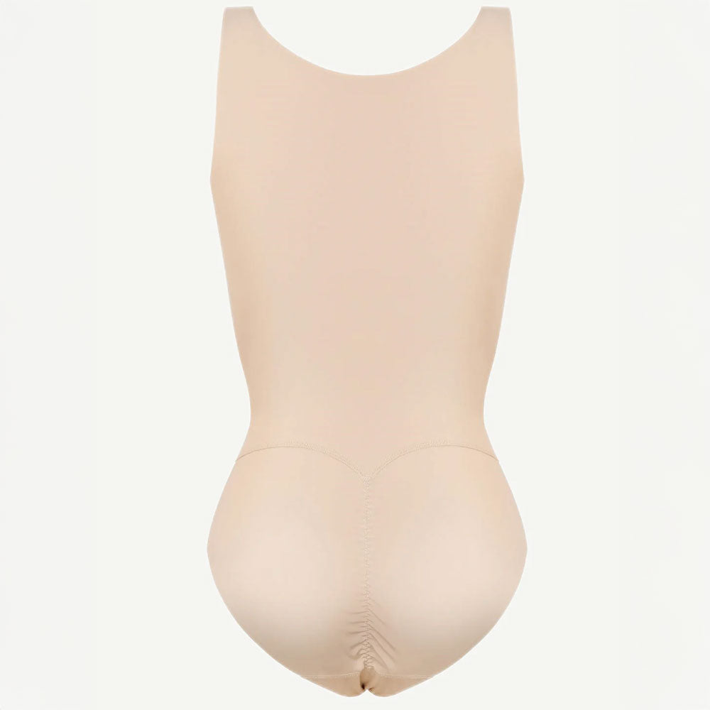 Bezvīļu 3-in-1 (trīs vienā) bodijs ar vidukļa koriģēšanu – neredzams zem pieguļošiem apģērbiem, uz balta fona, no auzmugures