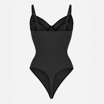 Sieviešu bezšuvju korsetveida bodijs ar T-stringa piegriezumu – ideāli zem kleitām un pieguļoša apģērba, uz balta fona, produkta foto