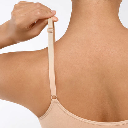 Pilna auguma shapewear bodijs ar vidusauguma piegriezumu – vēdera un augšstilbu izlīdzināšanai. Lencšīšu tuvplāns