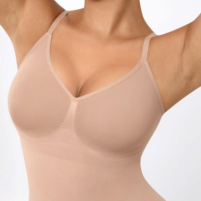 Pilna auguma shapewear bodijs ar vidusauguma piegriezumu – vēdera un augšstilbu izlīdzināšanai, priekšpuses un krūšu daļas tuvplāns