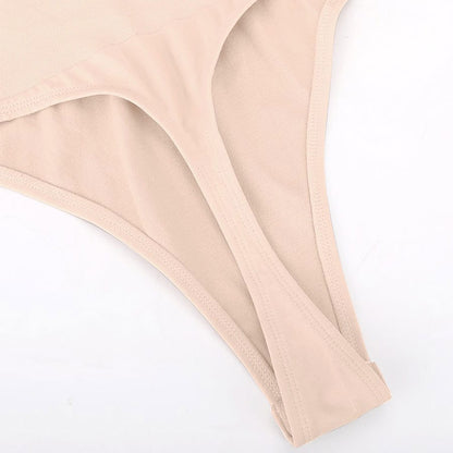 Bezšuvju bodijs ar iebūvētu krūšturi un ar augsto jostasvietu un T-stringa piegriezumu – sieviešu koriģējošā apakšveļa, tuvplāns, materiāls