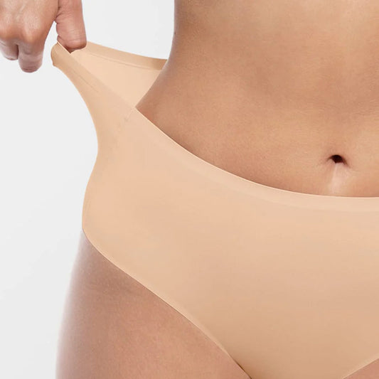 Bēšas bezvīļu ikdienas biksītes ar 360° elastību uz modeļa