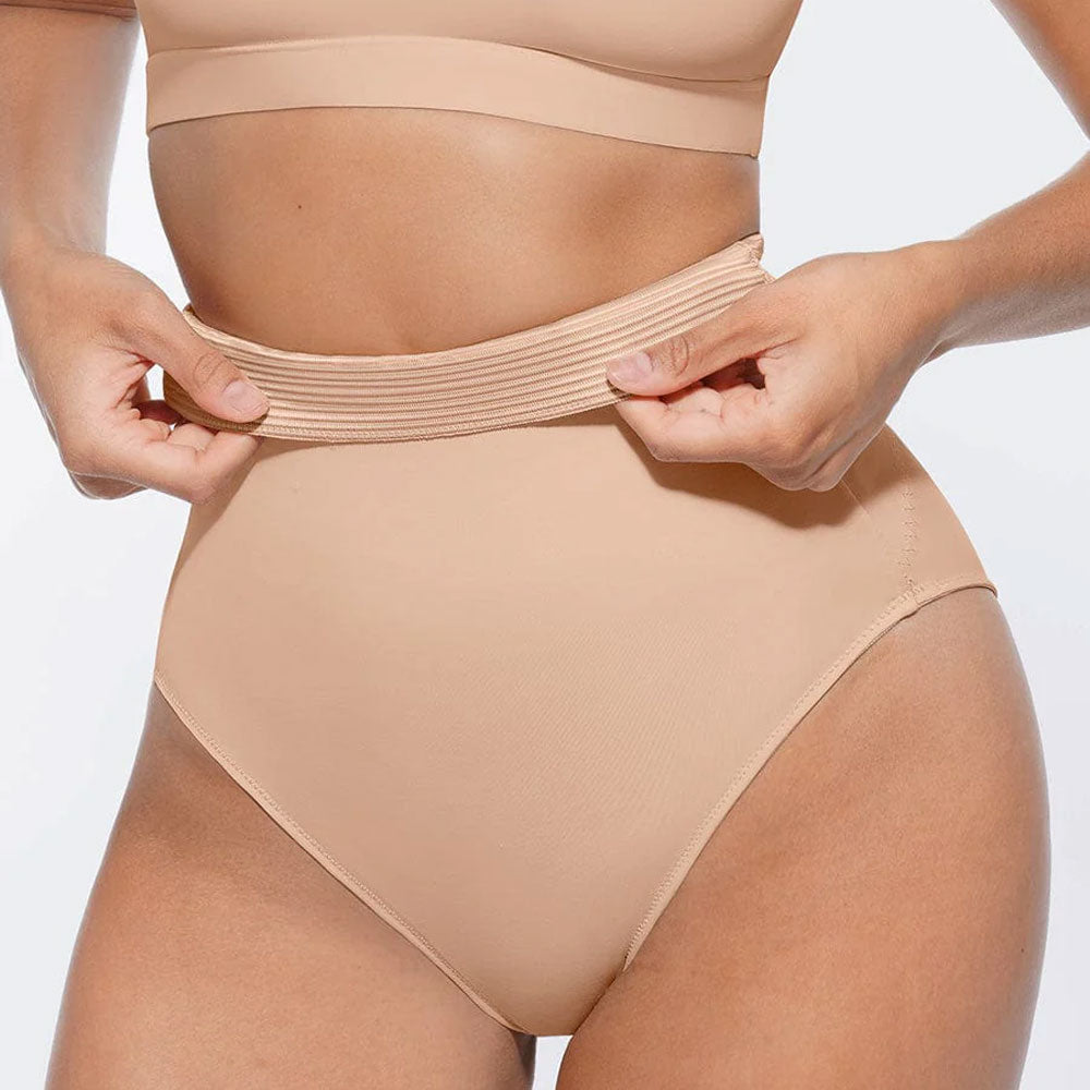 Sieviešu koriģējošās biksītes ar vieglu sēžamvietas pacelšanas efektu un savelkošu apmali jostas vietas augstumā. elpojošs un elastīgs audums