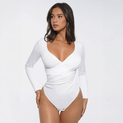 balts garroku bodijs ar vieglu koriģējošo efektu