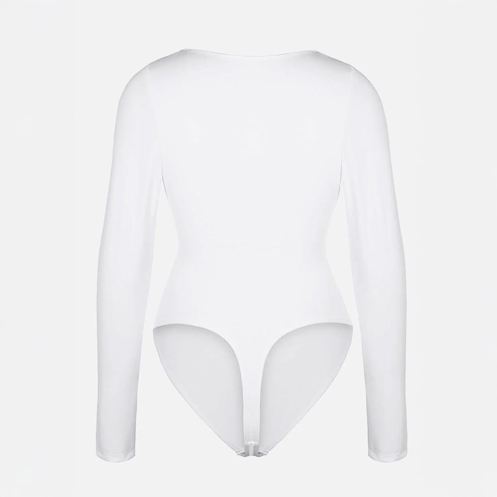 balts garroku bodijs ar vieglu koriģējošo efektu, stringveida biksīšu daļa, uz balta fona, no aizmugures