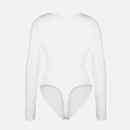 balts garroku bodijs ar vieglu koriģējošo efektu, stringveida biksīšu daļa, uz balta fona, no aizmugures