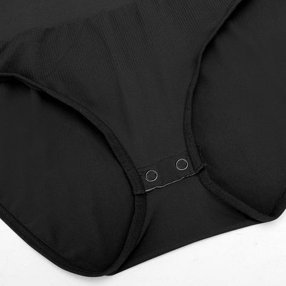 Elastīgs melns bodijs ar nemanāmu dizainu zem pieguļoša apģērba