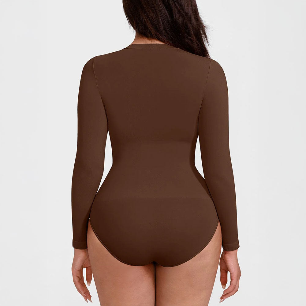 Bezvīļu garroku bodijs brūnā tonī ar vieglu figūras izlīdzināšanu, aizmugures skatsuz modeles