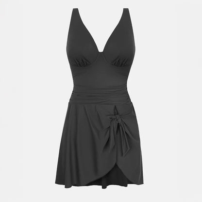 Kopējais peldkostīms ar dziļu V-veida izgriezumu sievišķīgas formas radīšanai