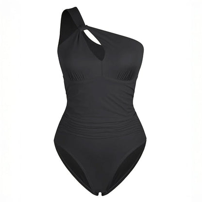 Asimetrisks melns peldkostīms ar elastīgu, ātri žūstošu audumu – detaļu skats