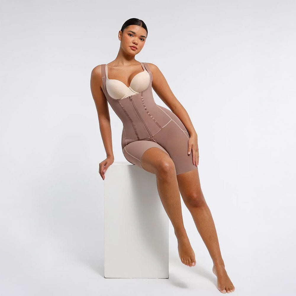 īpaši stingrs shapewear ar priekšējo aizdari un regulējamām lencēm – ideāls pēcoperācijas atbalsts, sieviete uz balta fona, pieguļoša veļa