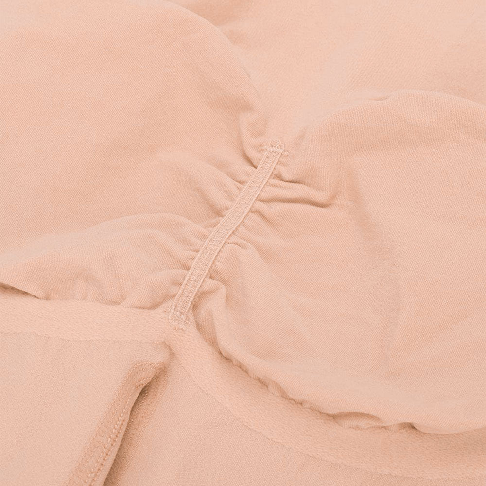 Sieviešu šortu biksītes ar pusaugsto malu un vieglu kompresiju – elpojošs un mīksts audums ikdienas komfortam, materiāla tuvplāns